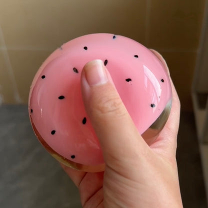Squishy Spielzeug Wassermelonen-Optik 10 x 10 cm | PU-Schaum, Rosa mit Kernen-Muster | Weich, Elastisch & Stressabbauend 2