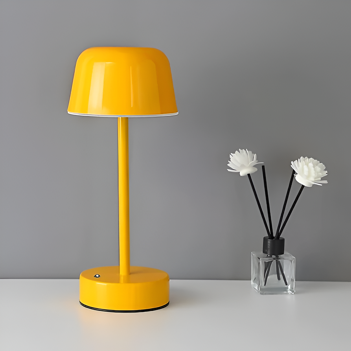 LED-Tischlampe Kunststoff 15 x 15 x 30 cm | Retro-Design, 5 Farben | Kabellos mit 12 Stunden Akkulaufzeit und USB-Ladung 4