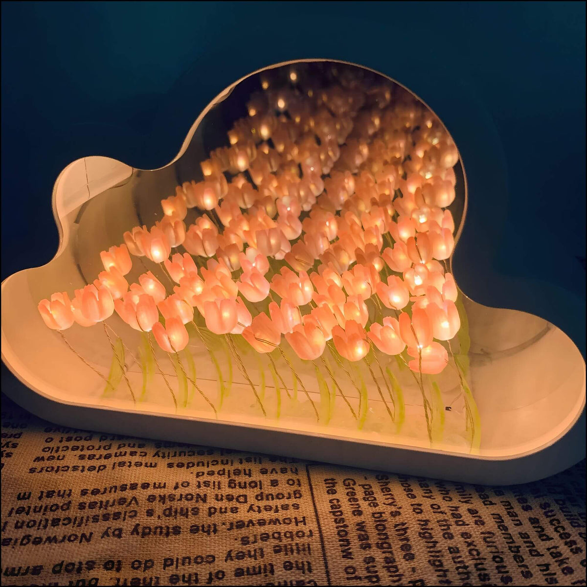 LED-Spiegel in Wolkenform mit Tulpenlicht | Unendlichkeitseffekt & warmes Licht | Stimmungsleuchte für jeden Raum 1