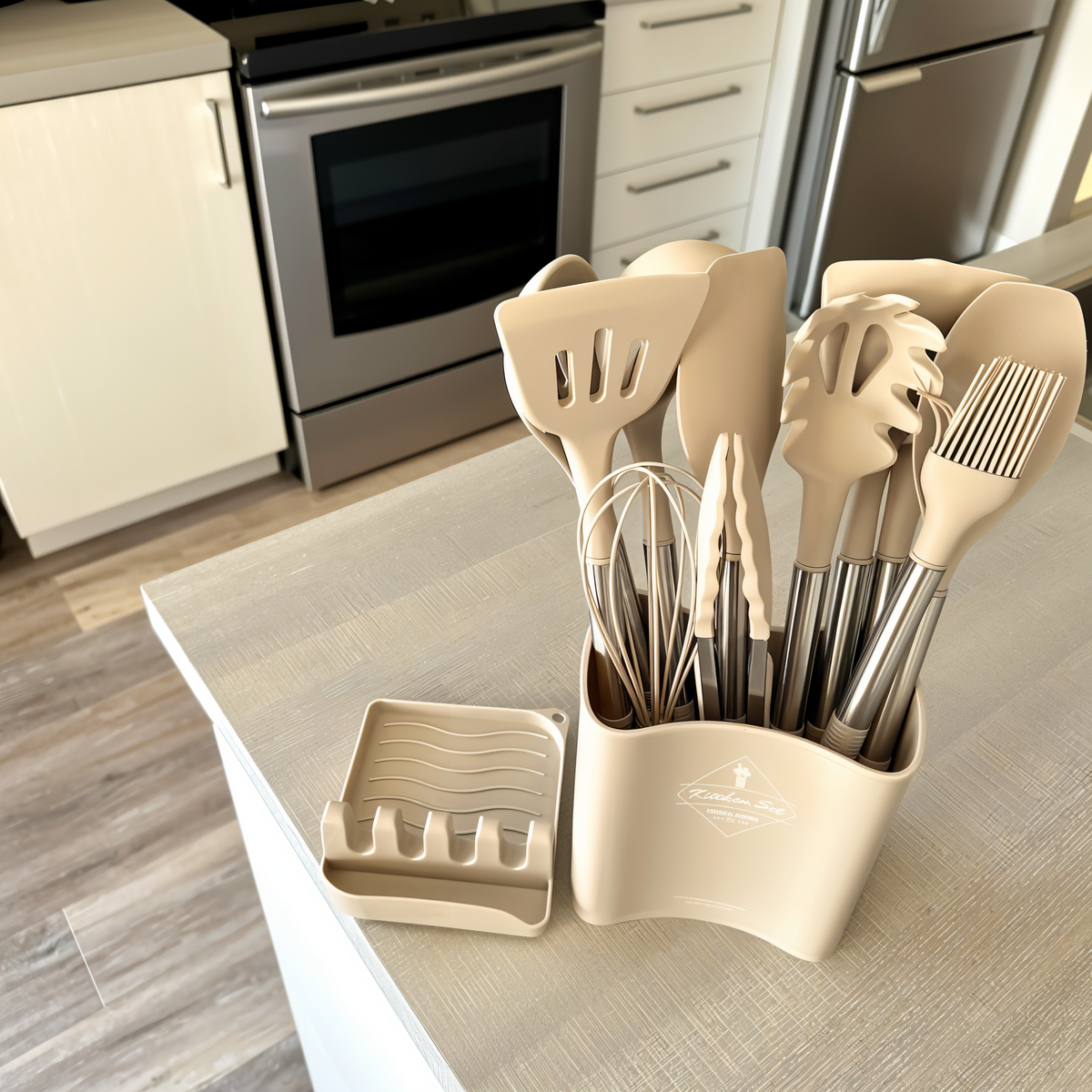 Beige Küchenutensilien-Set aus Silikon und Edelstahl auf Küchentheke, modernes Design.