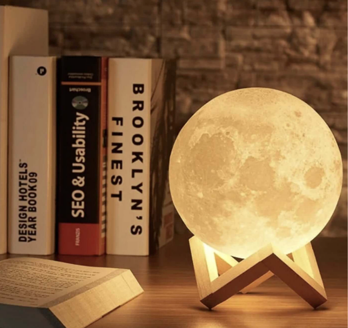 LED Mondlampe Kunststoff 15/22 cm | Weiß mit Holzständer | 16 Farben, Fernbedienung, kabellos & USB-aufladbar für zuhause 1