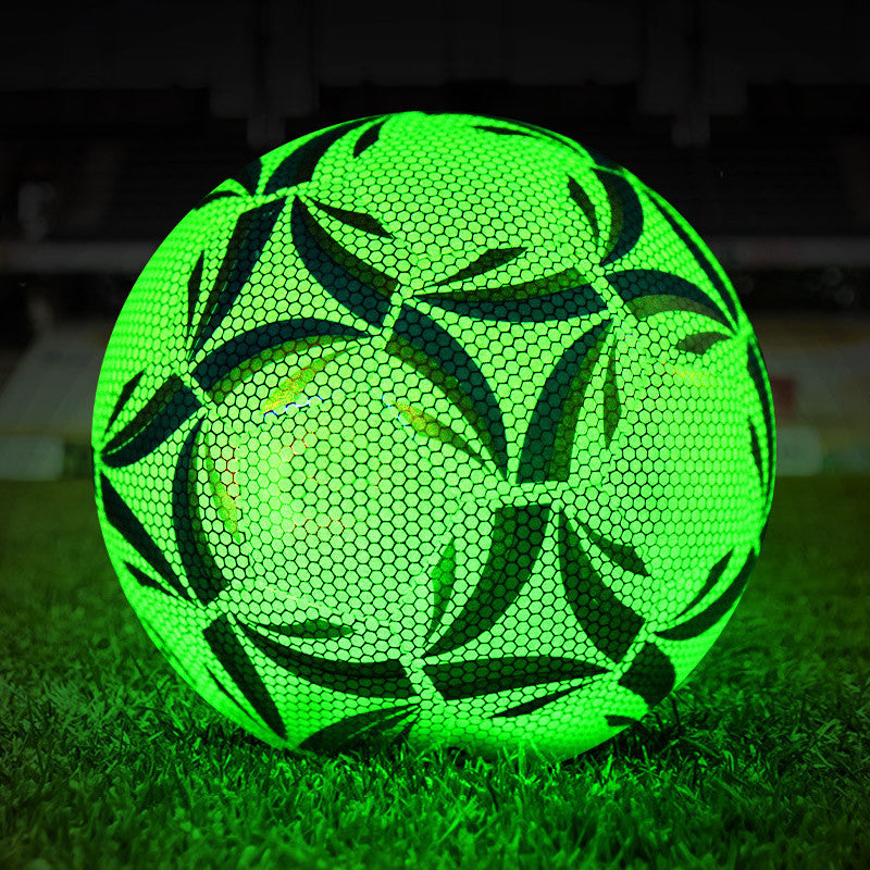 ShineStrike™ - Reflektierender Fußball