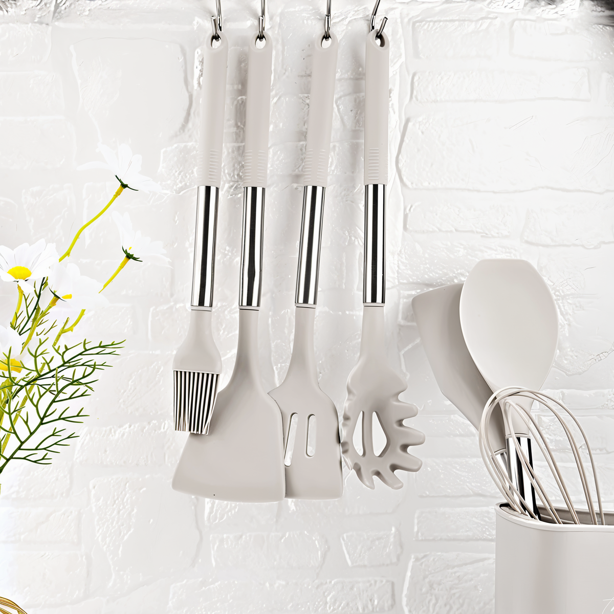 Küchenutensilien-Set aus Edelstahl und Silikon, weiß, an Wand hängend, modernes Design.