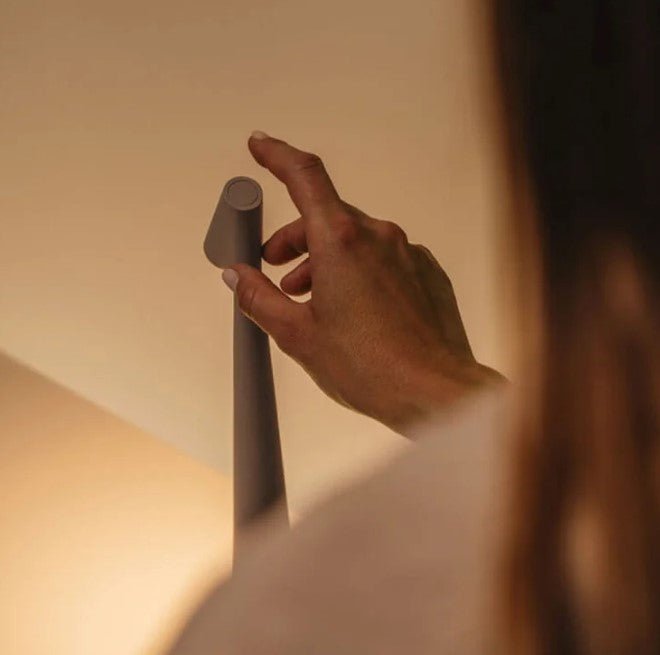 Kabellose LED-Tischlampe mit Akku | Nordisches Design aus Metall und Glas | Ideal für Nachttisch, Schreibtisch und Wohnraum 3