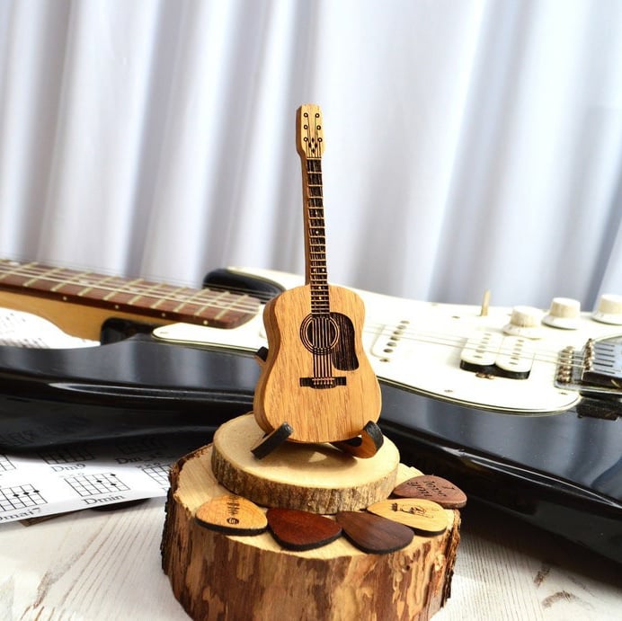 GuitarBox™ - Hölzerne Gitarrenplektrumbox mit Ständer