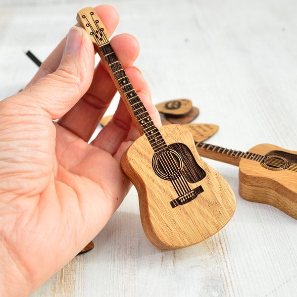 GuitarBox™ - Hölzerne Gitarrenplektrumbox mit Ständer