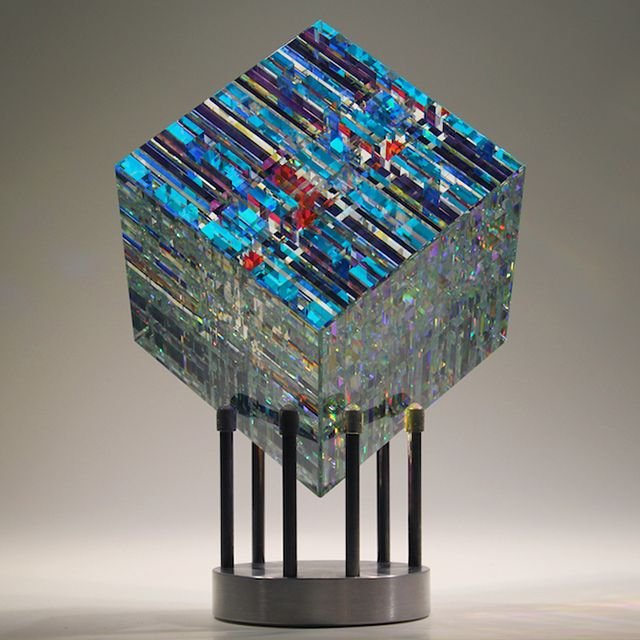 ChromaCube™ – Handgefertigter Kunstwürfel aus optischem Glas