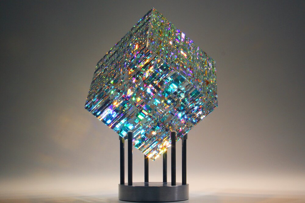ChromaCube™ – Handgefertigter Kunstwürfel aus optischem Glas