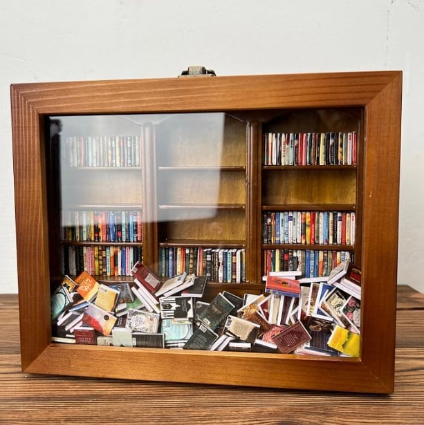 Shelfy™ - Angst Bücherregal - Schüttle deine Angst weg