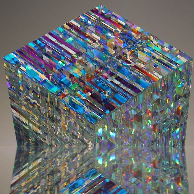 ChromaCube™ – Handgefertigter Kunstwürfel aus optischem Glas