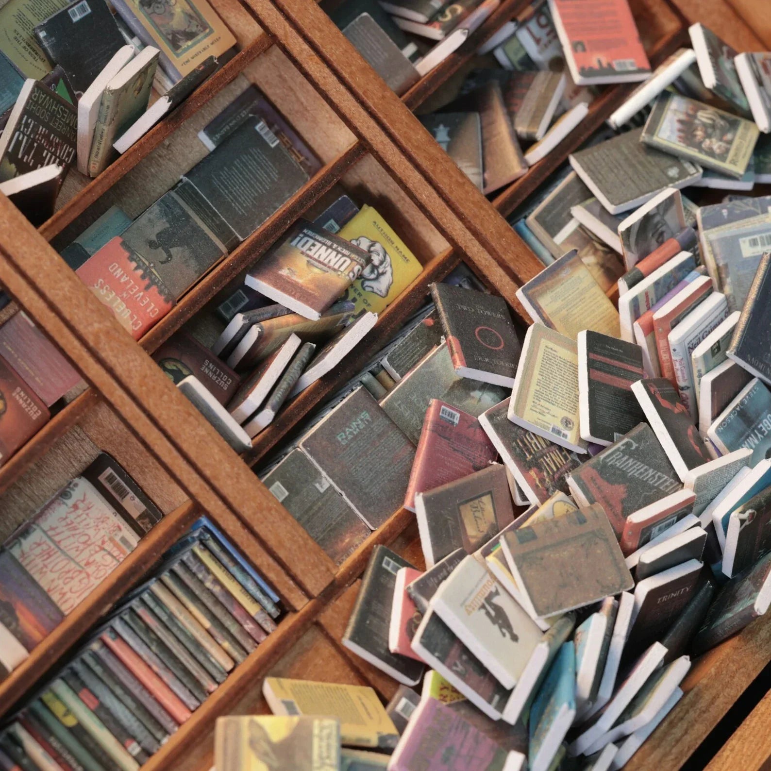 Shelfy™ - Angst Bücherregal - Schüttle deine Angst weg