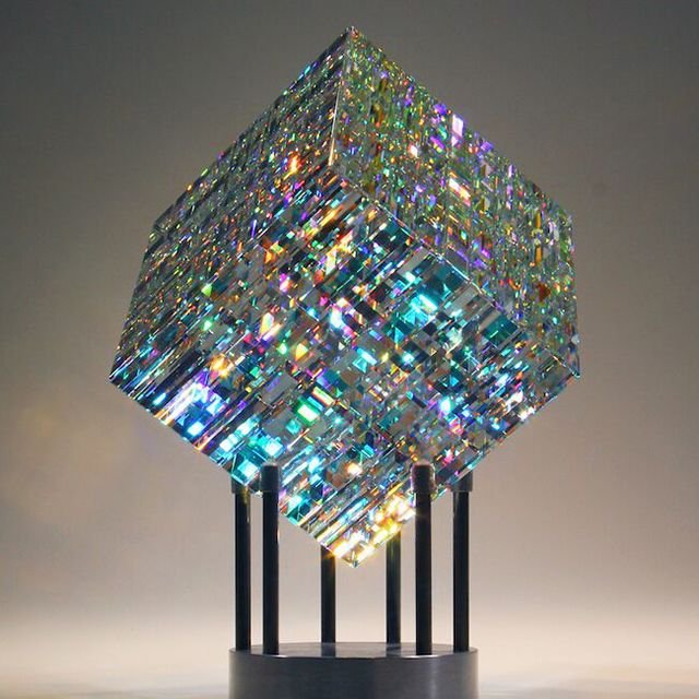 ChromaCube™ – Handgefertigter Kunstwürfel aus optischem Glas