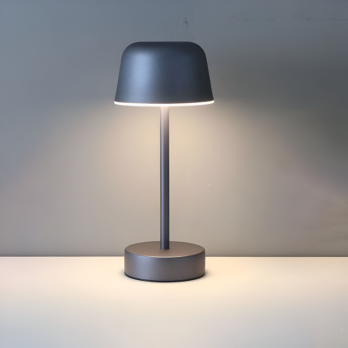 LED-Tischlampe Kunststoff 15 x 15 x 30 cm | Retro-Design, 5 Farben | Kabellos mit 12 Stunden Akkulaufzeit und USB-Ladung 5