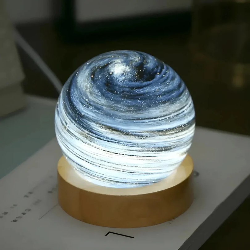 3D-Mini-Planetenlampe aus Glas und Holz | Stimmungsvolles Licht mit 3D-Effekt | Nachtlicht und Tischlampe für jeden Raum
