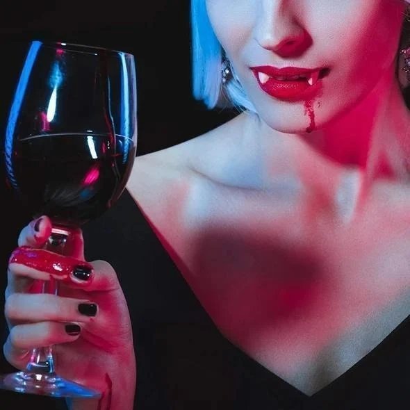 1+1 Gratis | VampFangs™ – Automatisch einziehbare Vampirzähne