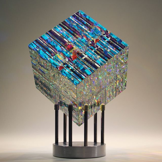 ChromaCube™ – Handgefertigter Kunstwürfel aus optischem Glas