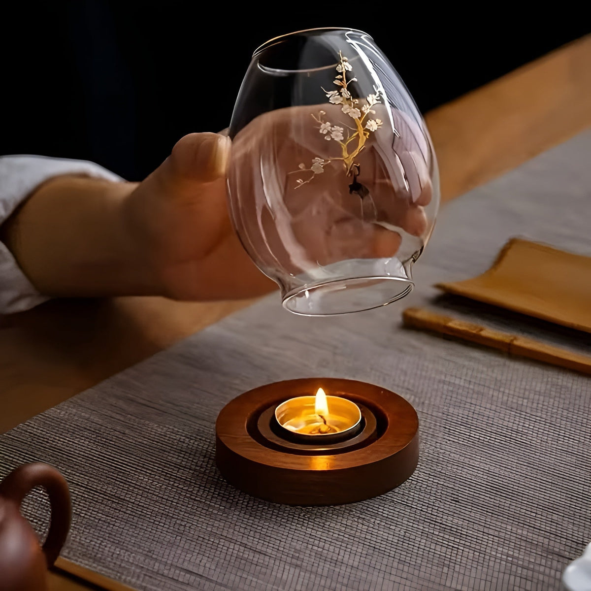 Glaskerzenhalter-Set 2-teilig, Glas und Holz | Retro-Zen-Design mit Pflaumenzweig-Motiv | Für Wohnzimmer, Terrasse, Außenbereich 2