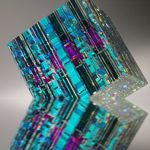 ChromaCube™ – Handgefertigter Kunstwürfel aus optischem Glas