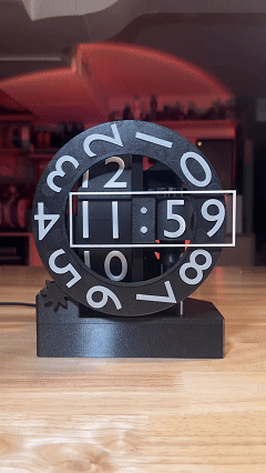 TriaxClock™ – Retro-Dreiachs-Numechron-Flip-Uhr
