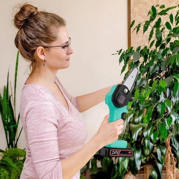 TreeCuts™ – Leichte Akku-Kettensäge